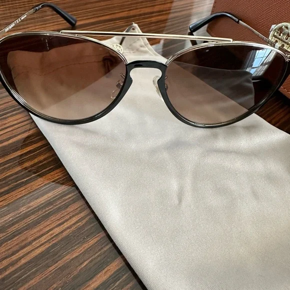 Tory Burch Eleanor Pilot Black/Gold Aviator Sunglasses Tory Burch ELEANOR PILOT SUNGLASSES in black and gold NIB main image 4
